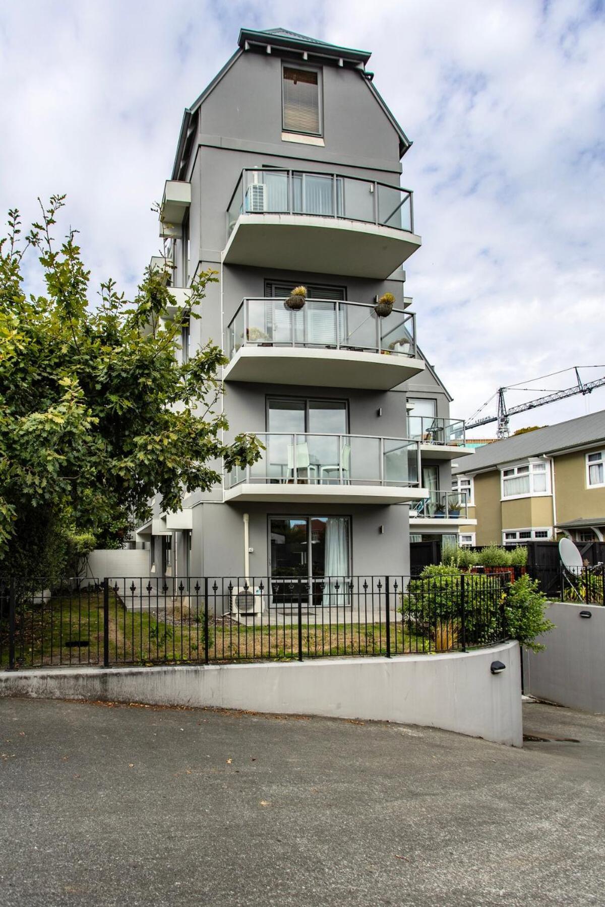Apartment Living By Riverside Market And The Hospital