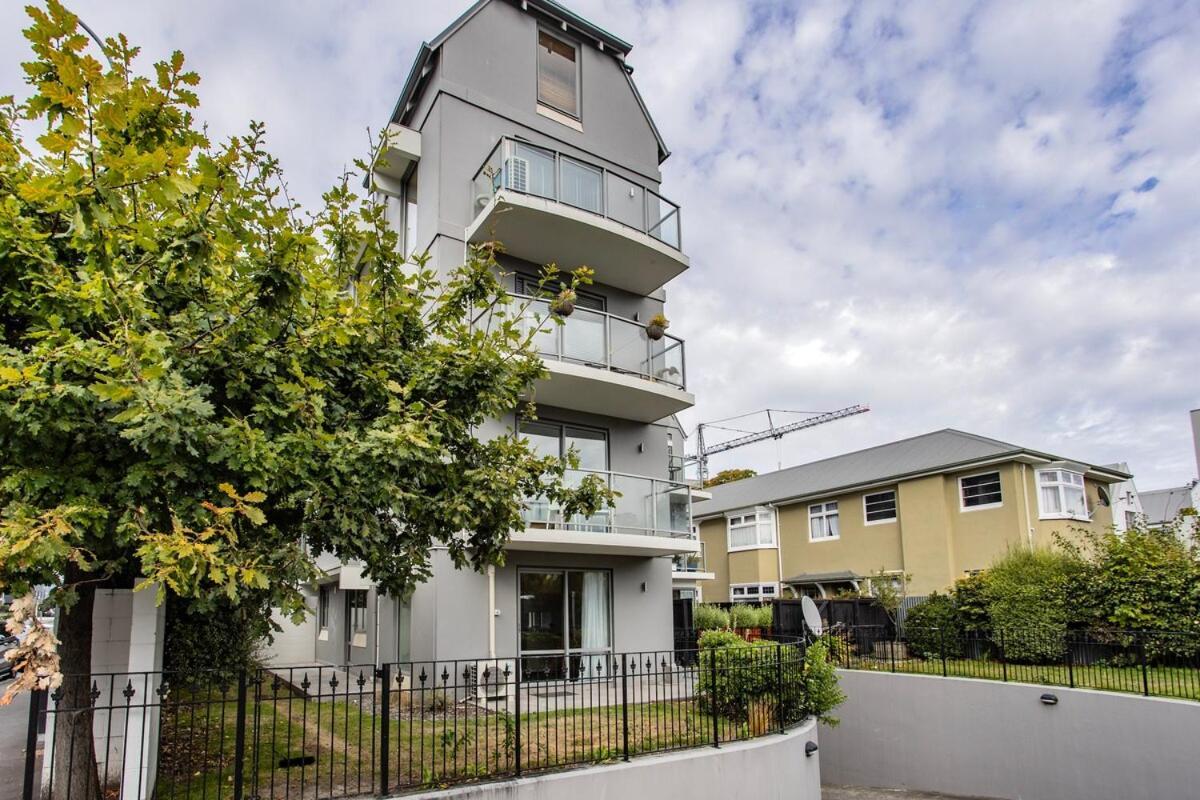 Apartment Living By Riverside Market And The Hospital